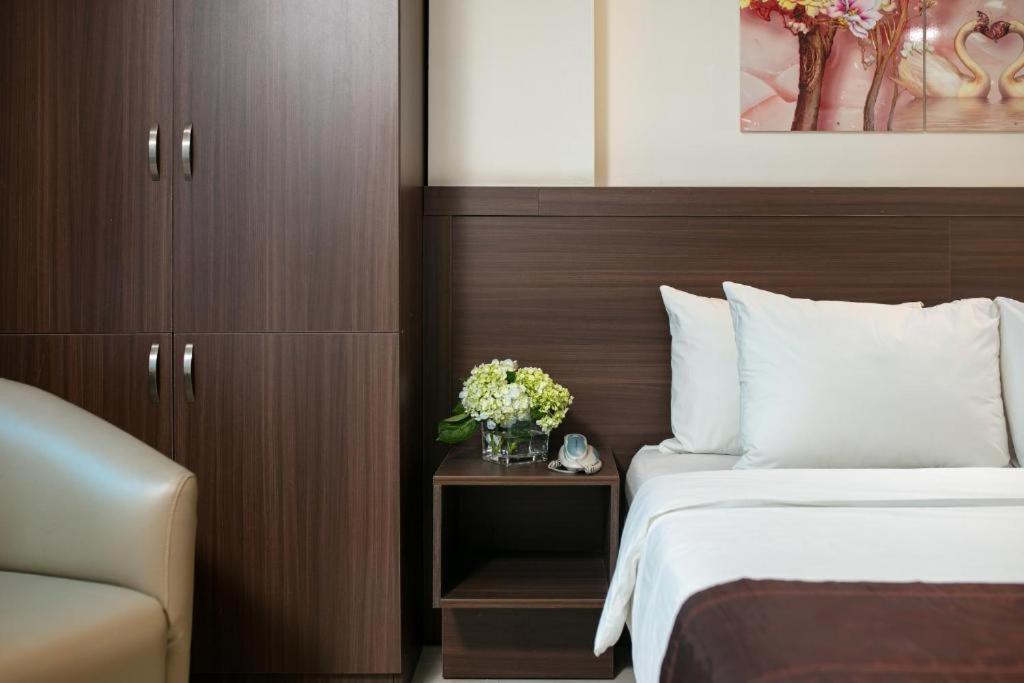 Quang Chung Hotel - 56 Le Van Thiem - By Bay Luxury - Hanoi — Photos 1